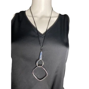 VINTAGE CHICO'S SILVER HAMMERED METAL MODERN PENDANT NECKLACE - Picture 1 of 4