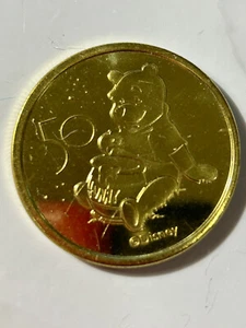 Disney World 50 Anniversary Commemorative Medallion Gold Coin POOH - Bild 1 von 2