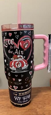 Vaso BUCEES DÍA DE SAN VALENTÍN 40 OZ "LOVE IS IN THE AIR" Buc-ee's nuevo 2025 Foto 1 de 3