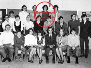 Anuario de secundaria de la década de 1970 con cabezas parlantes David Byrne ~ Burning Down the House - Imagen 1 de 5