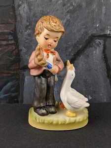 ARNART 5th Ave Life on the Farm Estatuilla de Porcelana Niño Alimentando Gansos Béisbol - Imagen 1 de 13