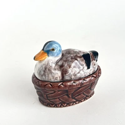 Mini caja de baratijas vintage Bordallo Pinheiro pato anidando en una cesta salero Foto 1 de 4