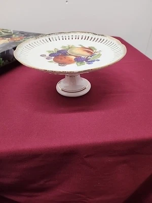 Suporte vintage para bolo/pastelaria feito na Inglaterra com borda dourada reticulada - Imagem 1 de 4