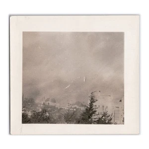 Gefangen im Sturm - Bewegungsunschärfe - 1940er Foto - Stadtbild - quadratische Szene - Bild 1 von 2