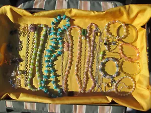 BULK LOT OF NICE 30 VINTAGE&NEW COSTUME JEWELLRY#14 NECKLACES,EARRINGS,BRACELETS - Picture 1 of 12