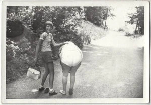 Orig. vintage 1950s SNAPSHOT girl presenting rear of corpulent lady - Picture 1 of 2