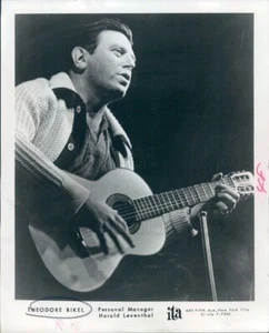 1965 Press Photo Jewish Folk Singer Theodore Bikel Playing Guitar - Picture 1 of 2