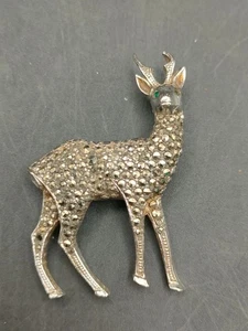 Vintage silberfarbene Gazellen Brosche mit Markasiten & grünen Kristallaugen, um 1950 - Bild 1 von 5