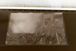 tolles altes Negativ -  Gruppe Soldaten - Zeichen über dem Eingang ?? - Picture 1 of 3