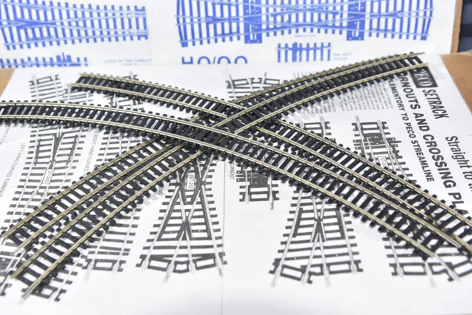 4 Pieces Of Mint Hornby Nickel Silver Track  R609. 3rd Radius Half Circle. - Image 1 of 4