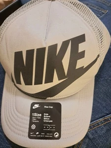 Gorra de camionero Nike Rise para niños estructurada Futura gris humo talla única NUEVA CON etiquetas - Imagen 1 de 8