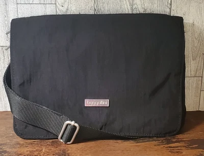 Bolsa tiracolo Baggallini preta de náilon com alça ajustável 3 bolsos com zíper - Imagem 1 de 4