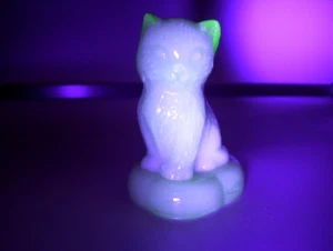 Vintage Boyd Kunst Glas Kätzchen auf einem Kissen Figur Schwarzlicht reaktiv lesen - Bild 1 von 9
