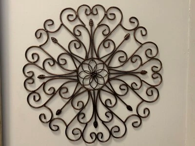 Medallón de hierro para decoración de pared desplazada de metal de 24" para el hogar acabado antiguo arte de parrilla de pared Foto 1 de 2