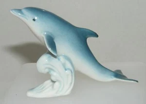 Figura de animal de porcelana en miniatura Klima Dolphin Riding Wave E008 - Imagen 1 de 4