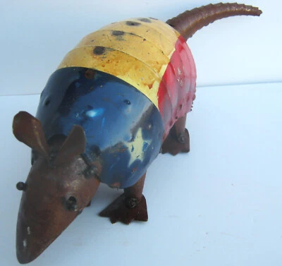 ESCULTURA ARMADILLO ARTE METAL 10 1/2" YARDAS ARTE ROJO BLANCO AZUL BANDERA EE. UU. TEXAS Foto 1 de 4