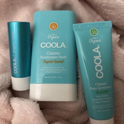 COOLA Juego de 3 piezas de cuidado solar de viaje: barra de protector solar, cara, bálsamo labial Foto 1 de 3