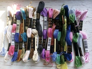 25 + Lot of Embroidery Floss DMC L&P Coat Multicolor - Picture 1 of 2