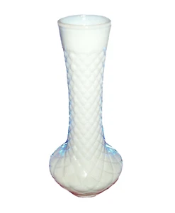 Jarrón vintage de 9 pulgadas con patrón de edredón de diamantes levantados de vidrio de leche - Imagen 1 de 4