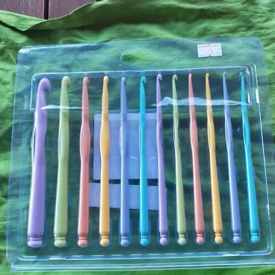 Set di Uncinetti in Plastica Multicolore Set Di 12 Ferri da Maglia 2mm-10mm - Immagine 1 di 4