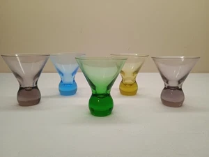 Vasos de chupito vintage de color con fondo de burbuja MCM (juego de 5) soplados a mano - Imagen 1 de 5