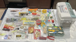 CAJA DE APAREJOS DE CAUCHO LLENA DE SEÑUELOS DE APAREJO GANCHOS DE LÍNEA DE GOMA HILANDEROS ET - Imagen 1 de 24