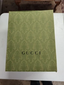 Auténtica caja de regalo Gucci grande con cierre magnético, vacía - Imagen 1 de 11