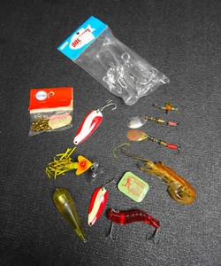 OLD Vintage FISHING TACKLE BOX LOT HOOKS LURES CRAWFISH SPOONS SPINNERS NOS - Picture 1 of 10