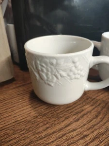 3er Set Gibson Housewares Erhöht Weiß Tassen Obst Blumen Trauben Kaffeetasse - Bild 1 von 13