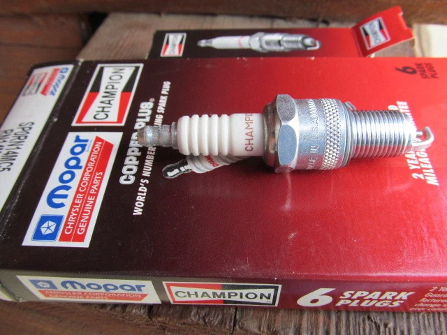Свечи зажигания Dodge Plymouth Chrysler Caravan Intrepid Champion RN14MC5 Mopar - Изображение 1 из 1