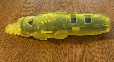 Perro Nerf - Juguete chirrido para perros y cachorros con forma de caimán Foto 1 de 4