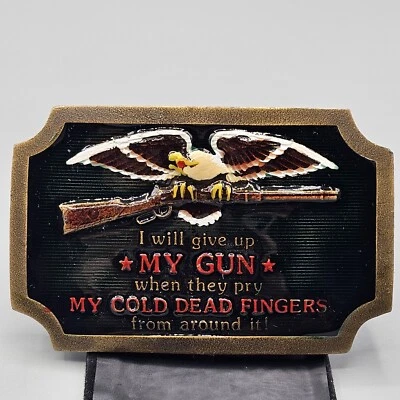 Indiana 1977 Metal Craft Hebilla Give Up My Gun Cold Dead Fingers esmalte verde Foto 1 de 4