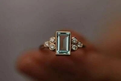 Anillo de compromiso de diamantes aguamarina creado en laboratorio esmeralda de 2 quilates enchapado en amarillo de 14 quilates Foto 1 de 4