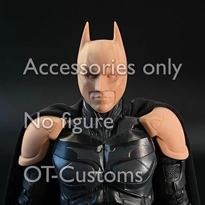 SIN PINTAR: Cabeza, hombreras y capa Multiverso Dark Knight Trilogy Batman 7” Foto 1 de 4