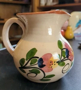 Jarra de cerámica roja vintage lanzada a mano con mango aplicado pintado a mano - Imagen 1 de 9