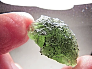 NIEDRIGER PREIS! BESTES ANGEBOT! TRAUMHAFTER FUND! PRACHTVOLLES MOLDAVIT SCHLAGGLAS! 6.4 GM - Bild 1 von 8