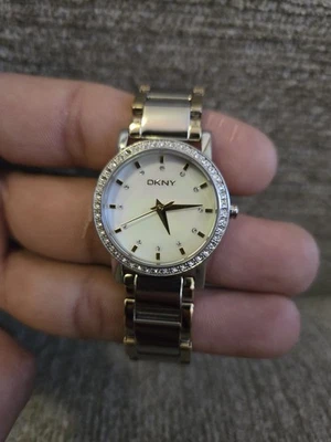 Reloj DKNY De Mujer Cara Perlada  Elegante Con Diamantes En La Hora Y El Vicel - Image 1 of 4