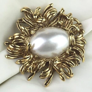 Vintage OSCAR DE LA RENTA Gold Tone Pin Brooch Faux Pearl - Picture 1 of 11