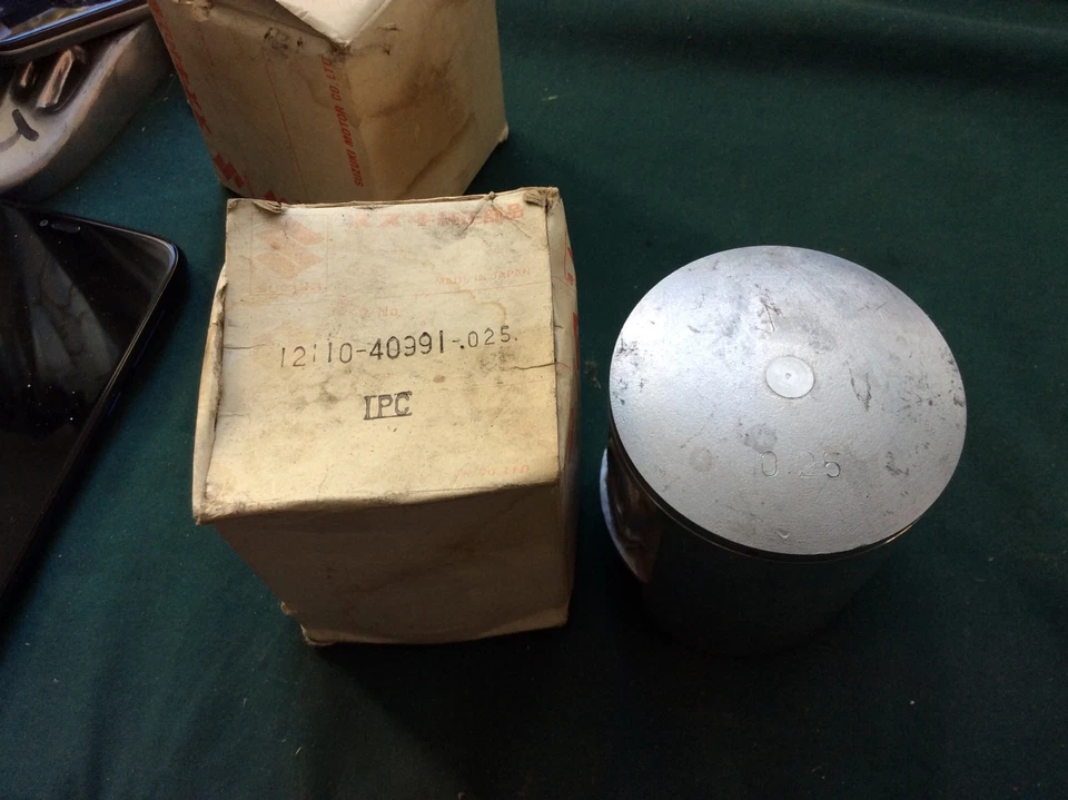 Новый из старых запасов оригинальный производитель Suzuki O/S поршень 0,25 1979-1980 RM250 для бездорожья 12110-40991-025 - Изображение 1 из 1