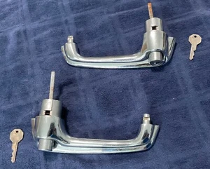 1954-56==CADILLAC =OLDSMOBILE=BUICK= R & L KEYED EXTERIOR DOOR HANDLES PAIR OEM - Foto 1 di 14
