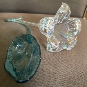 2 Vintage Kunst Glas Blumen klar weiß Punkte Lilie blau Calla Lilie schönes Paar - Bild 1 von 9