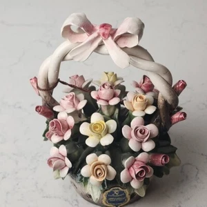 Capodimento Korb mit Porzellan Blumen, schöne Schleife oben drauf, - Bild 1 von 14