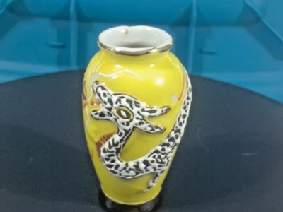 Jarrón antiguo con motivo de dragón japonés relieve textural talla XS porcelana vintage Foto 1 de 4