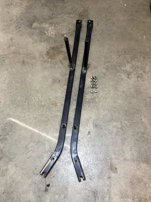 Conjunto de suporte para chassi esquerdo e direito fabricante de equipamento original 05-09 Ford Mustang conversível - Imagem 1 de 4