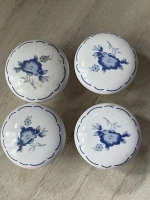 Набор из четырех керамических ручек для выдвижных ящиков белый с синим дизайном - Изображение 1 из 2