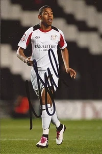 MK DONS: FOTO DE ACCIÓN FIRMADA POR ANGELO BALANTA 6x4 + certificado de autenticidad - Imagen 1 de 1
