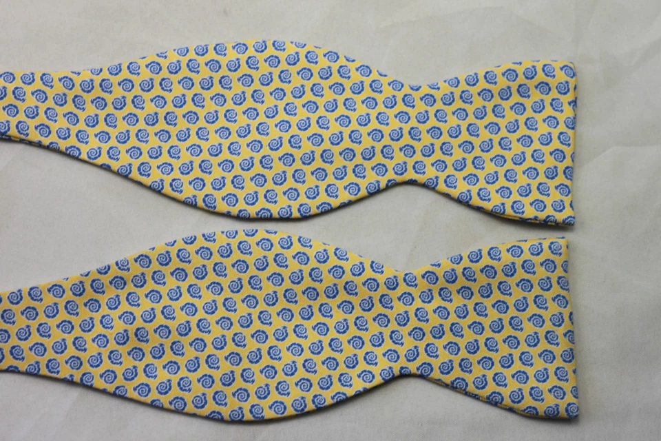 Pajarita Vineyard Vines para hombre caracol de mar amarillo $55 Foto 1 de 3