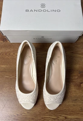 Alpargata de cuña Nuri con punta abierta de encaje crema Bandolino tacón sin cordones sandalia talla 5 Foto 1 de 4