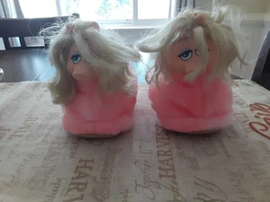 Vintage. MISS PIGGY PLÜSCH ROSA HAUSSCHUHE JIM HENSON GRÖSSE (M) MIT ETIKETT SEHR GUTER ZUSTAND - Bild 1 von 16