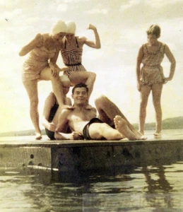 Costume da bagno uomo Kodacolor 1953 posa lago dock donna passo su di lui - Foto 1 di 2